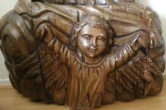 houten engeltje aan voet van mariabeeld